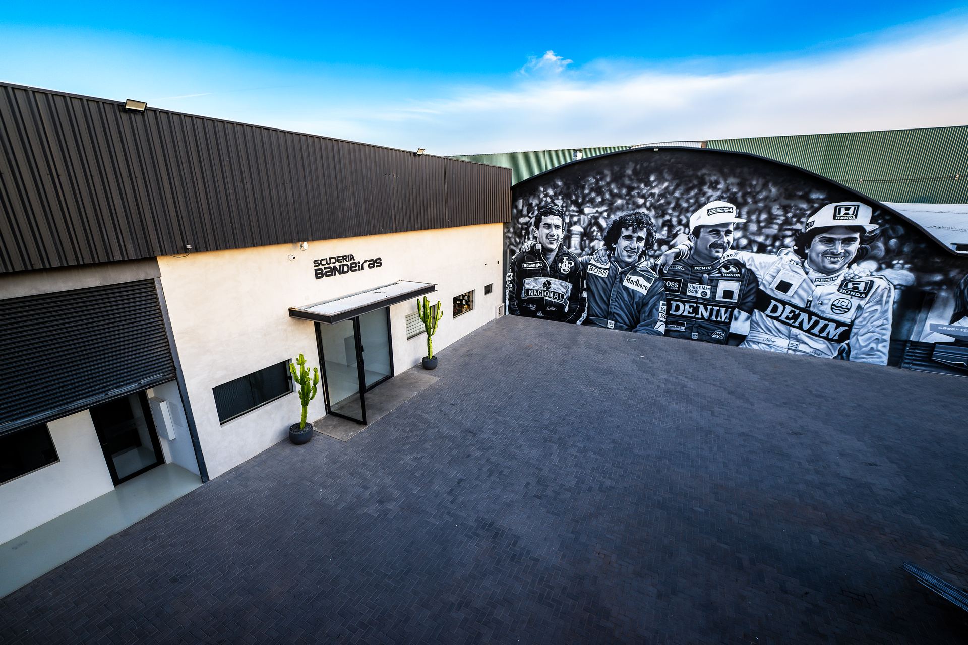 Fachada da oficina da Scuderia Bandeiras, com mural dos campeões