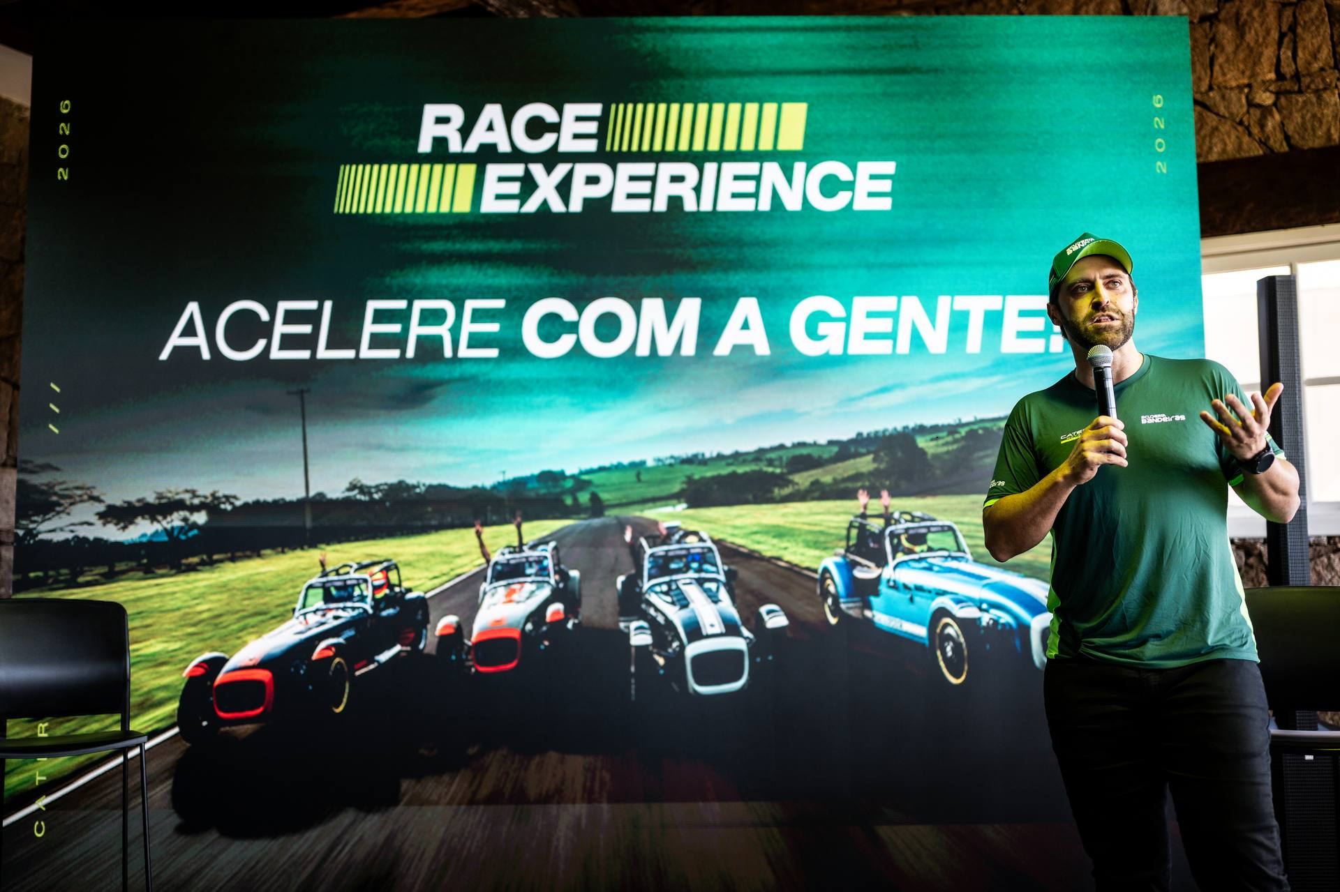 Apresentador da Scuderia Bandeiras se comunicando com o grupo antes da Race Experience