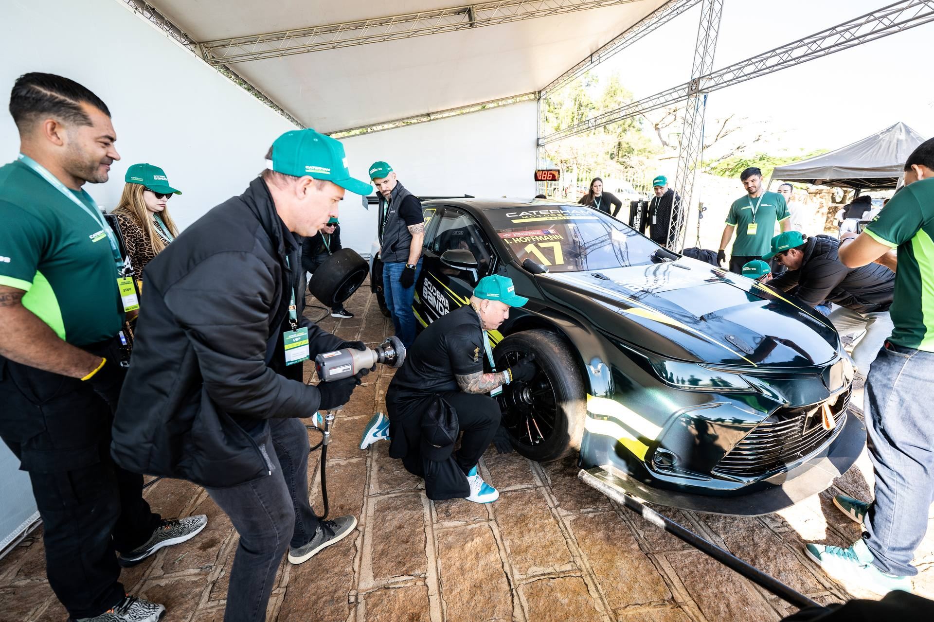 Equipe trabalhando junta nos bastidores da Race Experience